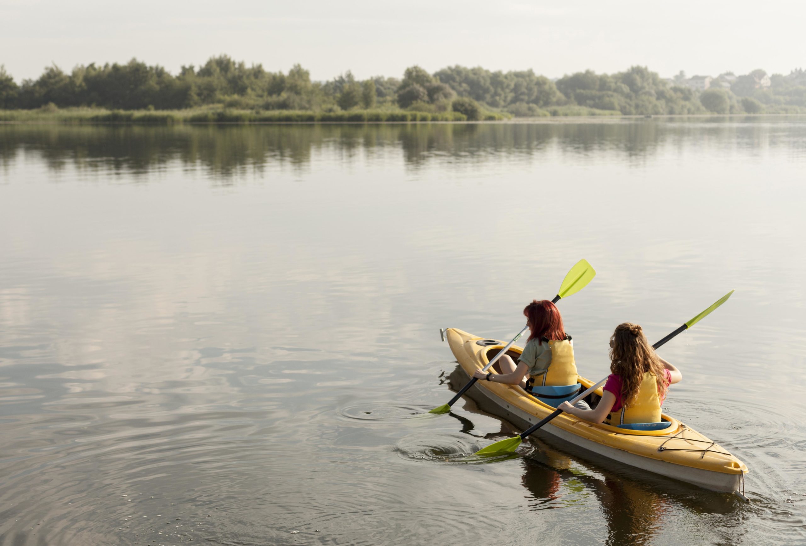 Imagen de dos personas navegando en Kayak