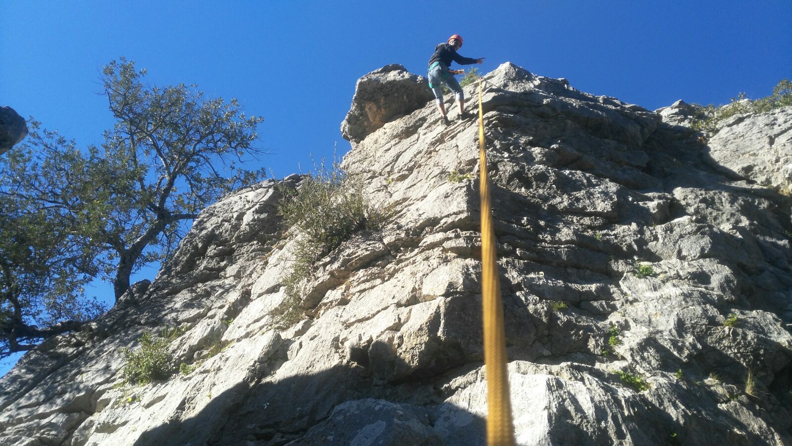 Persona Escalando en la Sierra de Cadiz